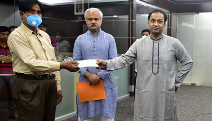 Bashundhara Group Donates Tk 20 Lakh To Newspaper Hawkers